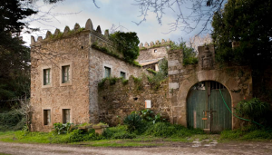 Fachada principal del palacio de Torres de Donlebun en Barres